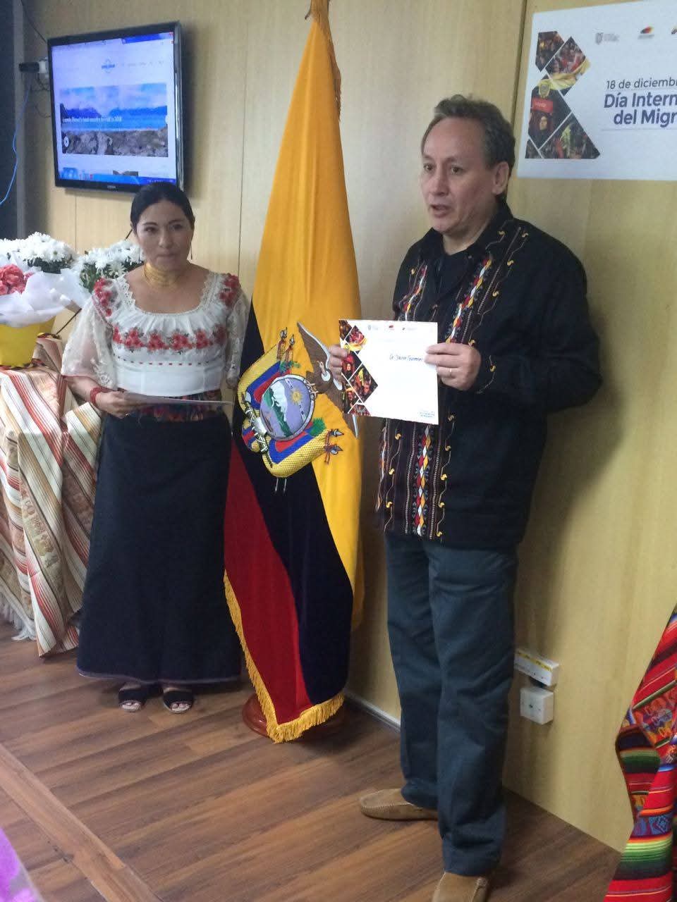 Javier Guerrero en una actividad institucional, junto a la bandera de Ecuador.
