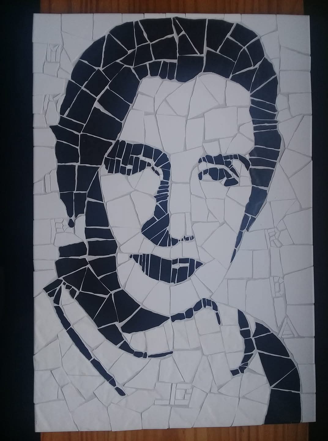 Retrato en mosaico monocromatico del archivo aprobado del artista.