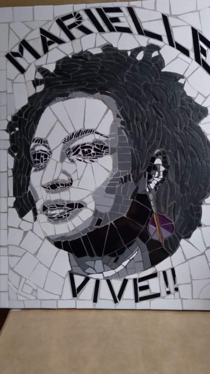 Retrato en mosaico con la frase Marielle Vive, del archivo aprobado del artista.