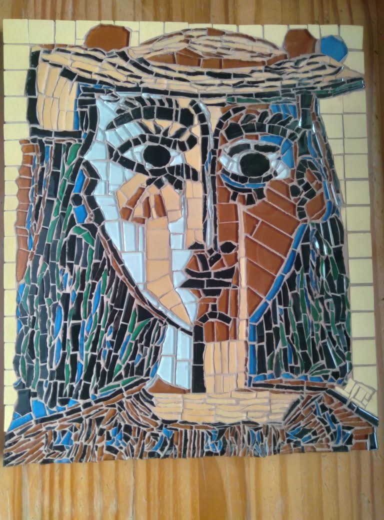 Retrato en mosaico en tonos de tierra, azul y marfil, del archivo aprobado del artista.