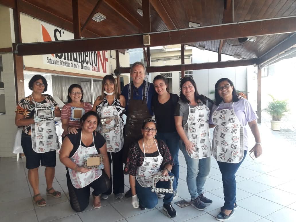 Javier Guerrero con participantes de una actividad formativa en mosaico.